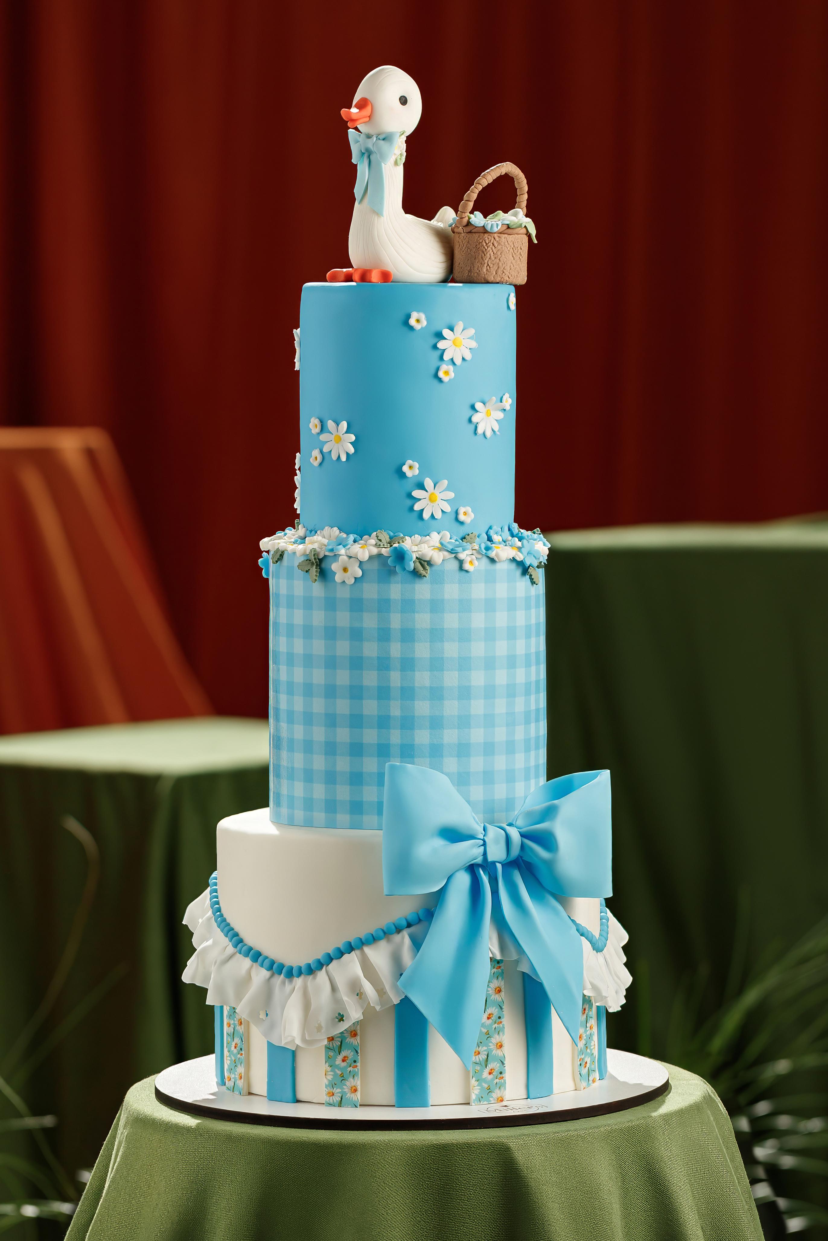 Blue Daisy Duck Cake