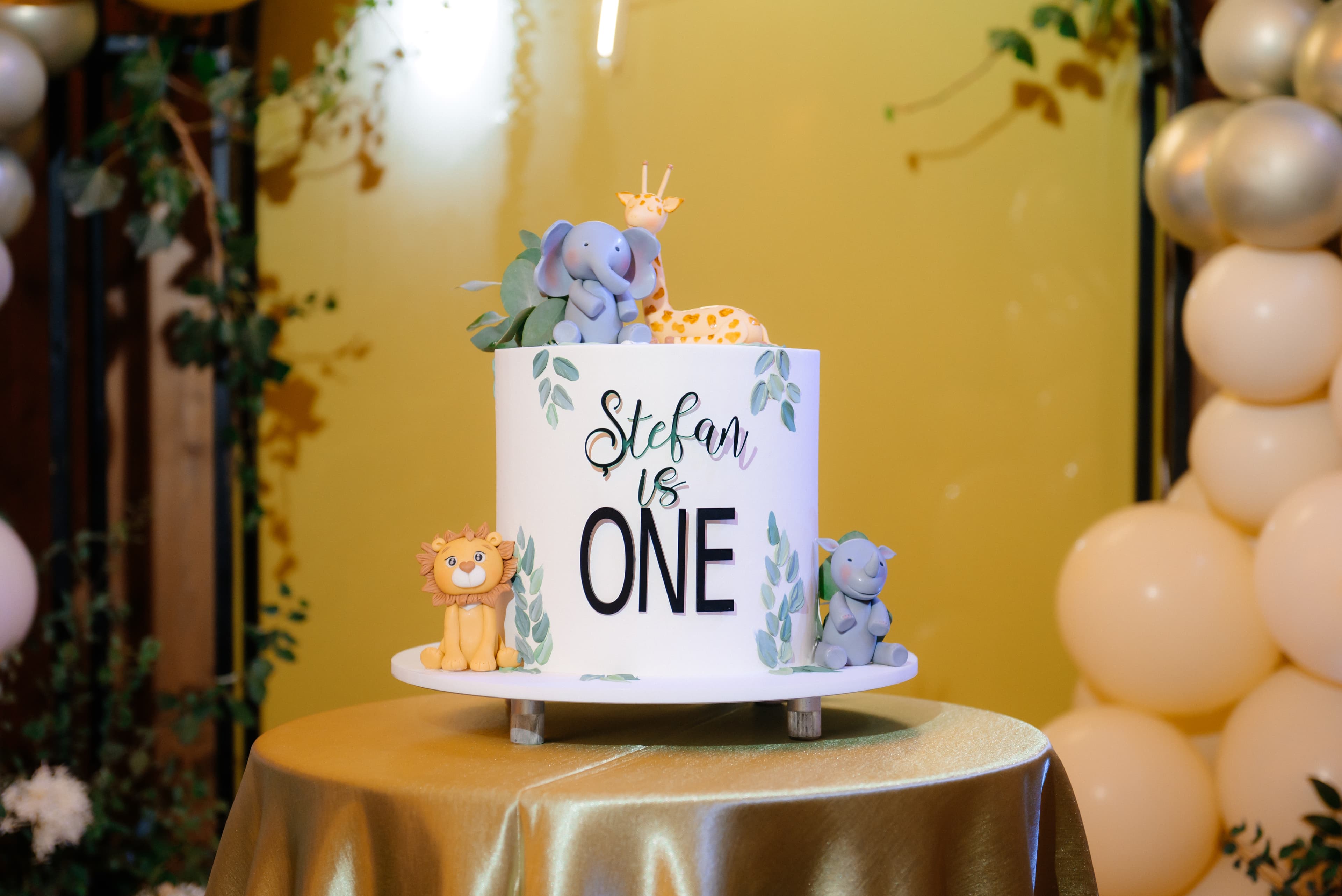 Cover Image for Cakes for Kids and Teens: The Most Loved Choices