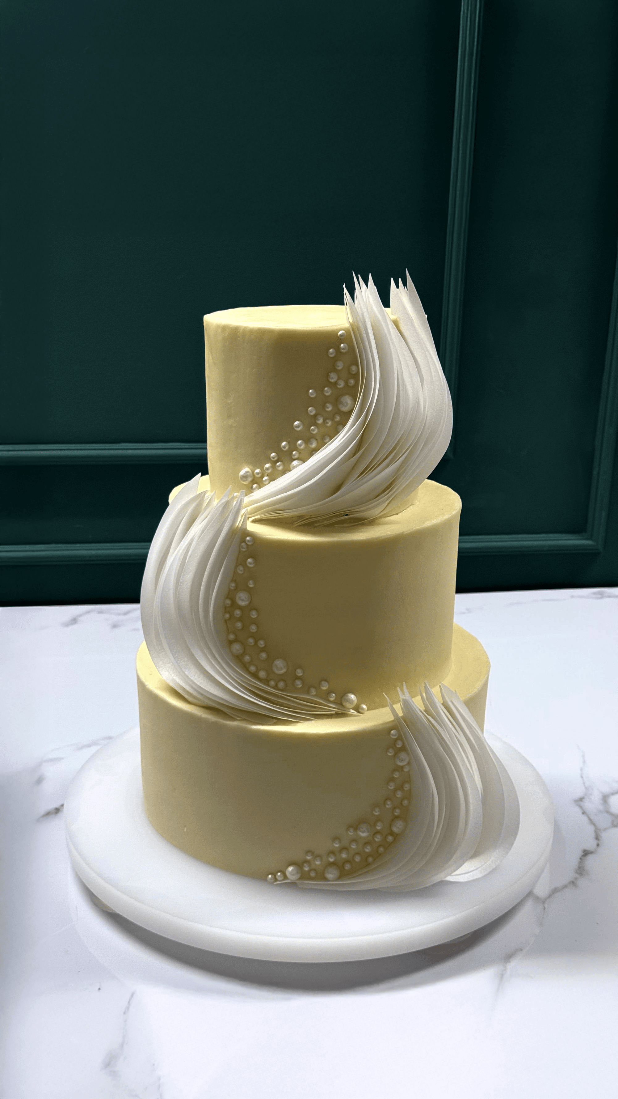 Art in Motion – The Pearl & Feather Cake