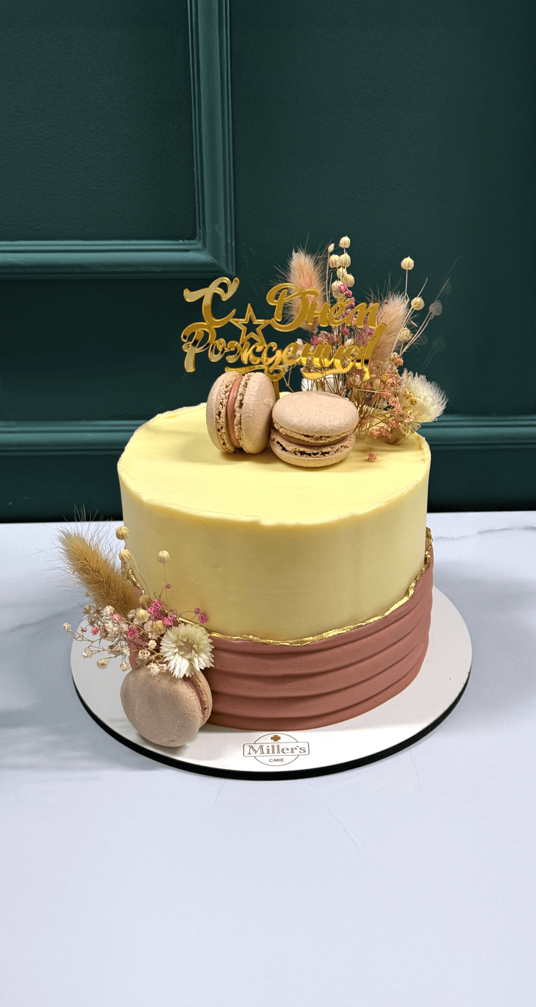 Golden Harmony – A Birthday Cake of Subtle Luxury