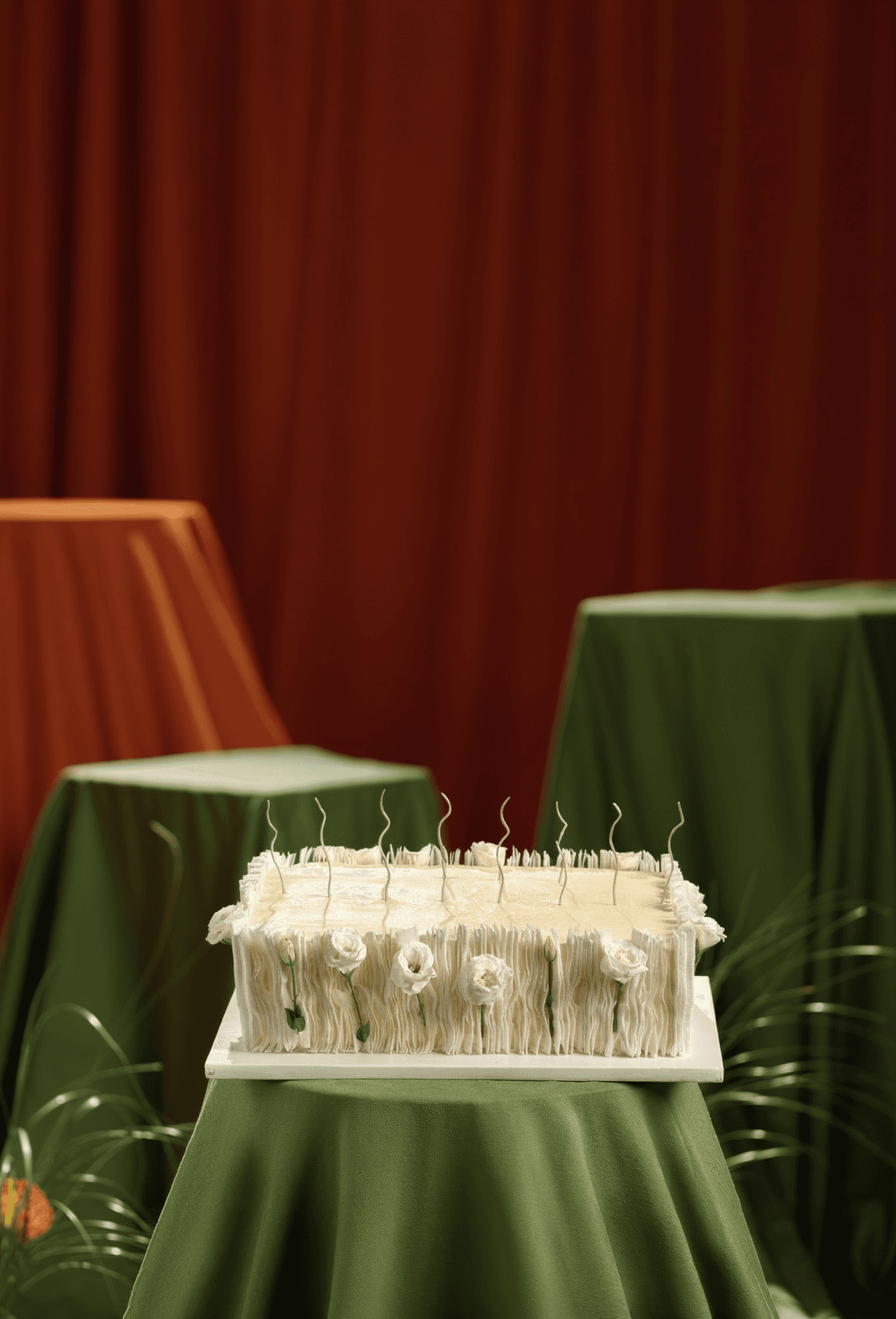 Linear Luxury Cake with Fresh Flowers